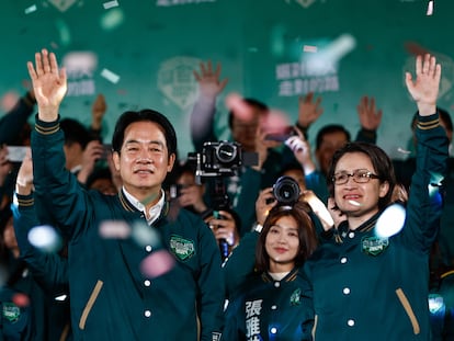 El ganador de las elecciones de Taiwán, el actual vicepresidente, Lai Ching-te, celebra la victoria junto a la segunda de su lista, Hsiao Bi-khim, en Taipéi, el 13 de enero.
