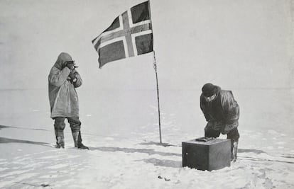 El capitán Roald Amundsen (1872-1928) tomando vistas en el Polo Sur, en una imagen si datar. 