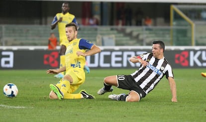 Antonio Di Natale realiza un disparo forzado.