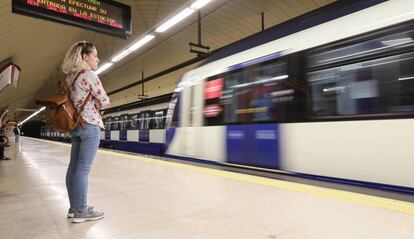 Una viajera espera a que llegue el metro. 