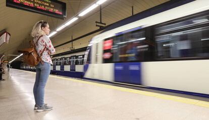 Una viajera espera a que llegue el metro.
