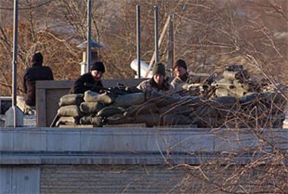 Varios <b></b><i>marines</i> apostados en la azotea de la Embajada de Estados Unidos en Kabul, para proteger el edificio.