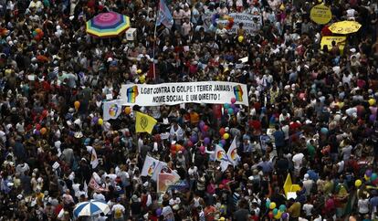 A multidão na região central da cidade.