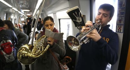 Músicos amenizan el viaje del tren en los actos de conmemoración del 'Topo'.