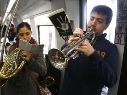 Músicos amenizan el viaje del tren en los actos de conmemoración del 'Topo'.