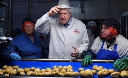 El primer ministro británico, Boris Johnson, en una fábrica en Irlanda del Norte este 7 de noviembre.