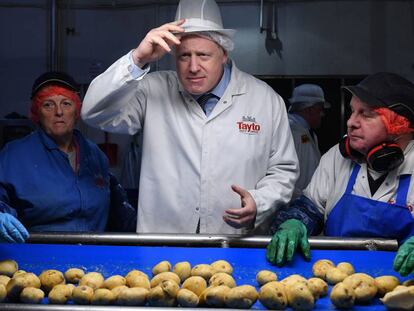 El primer ministro británico, Boris Johnson, en una fábrica en Irlanda del Norte este 7 de noviembre.  