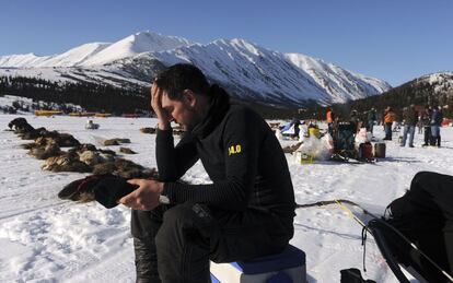 Ray Jr. Redington descansa en el puesto de control de Rainy Pass, cerca Puntilla Lake (Alaska), 3 de marzo de 2014.