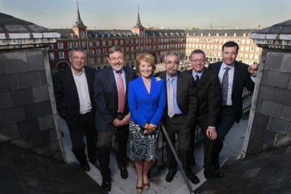 Gregorio Gordo, Jaime Lissavetzky, Esperanza Aguirre, Ángel Pérez, Alberto Ruiz-Gallardón y Tomás Gómez, candidatos de IU, PSOE y PP a la Comunidad de Madrid y el Ayuntamiento de la capital, posan con el fondo de la Plaza Mayor.