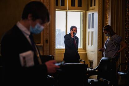 El senador demócrata Richard Blumenthal habla por teléfono en la sala de recepción del Senado.