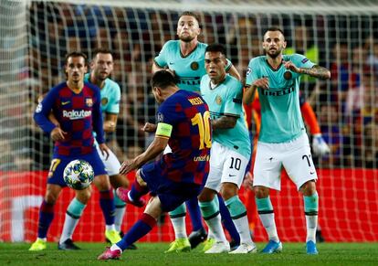 El delantero argentino del Barcelona Lionel Messi ejecuta un lanzamiento de falta ante varios jugadores del Inter de Milán.