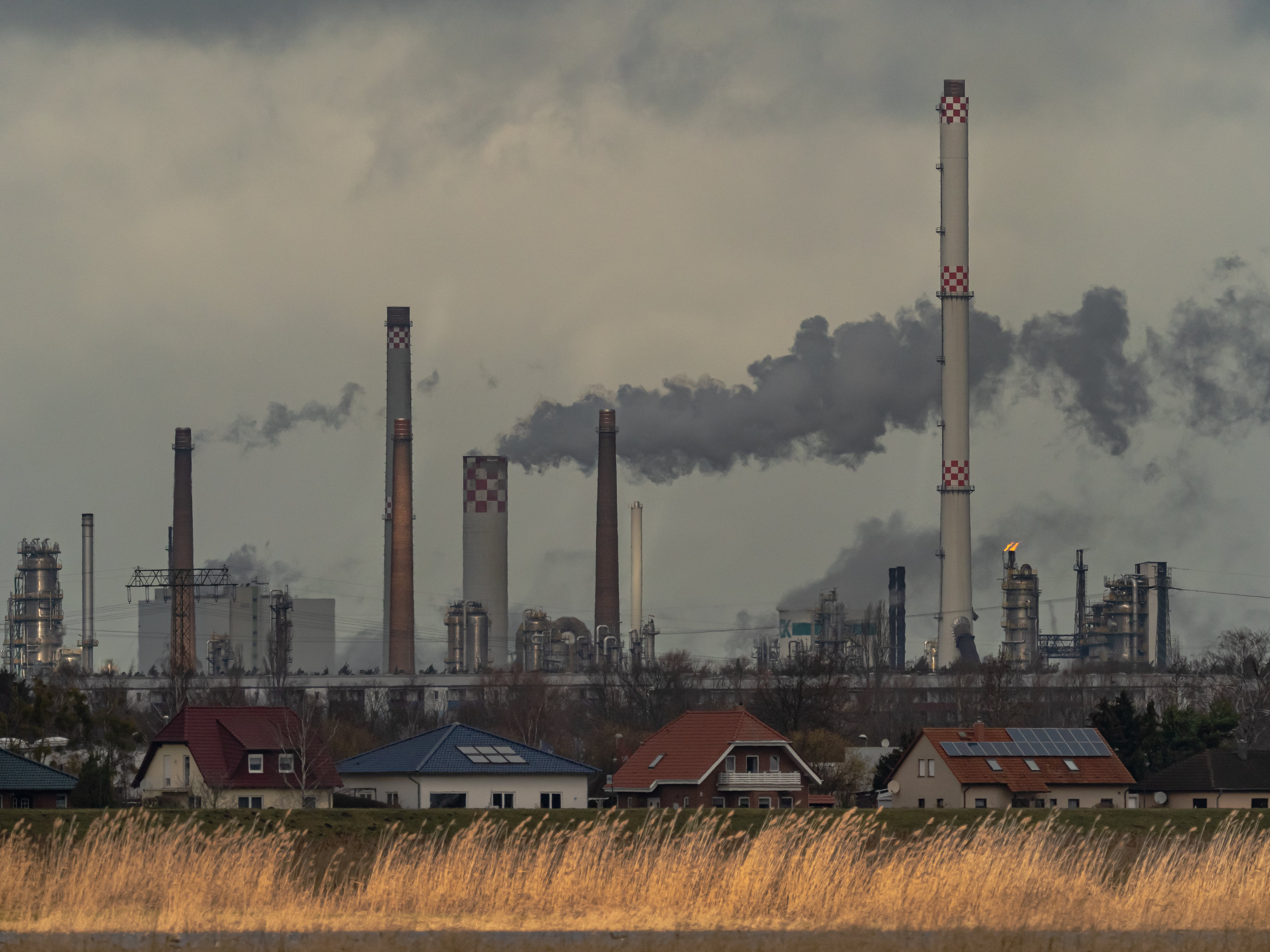 Bruselas suaviza el sistema que penaliza las emisiones de CO₂ tras la presión de una decena de gobiernos