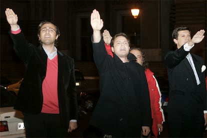 Un grupo de personas se acercaron durante la noche para protestar por la retirada de la estatua de Franco en Madrid. En la imagen, el grupo realiza el saludo fascista a la imagen del dictador.