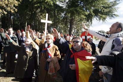 Un grupo de profranquistas hace el saludo fascista frente al Valle de los Caídos ayer, 35 aniversario de la muerte del dictador.