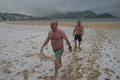 Dos bañistas tras zambullirse en aguas de la Bahía de la Concha, ayer en San Sebastián.