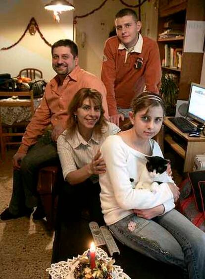 La familia Giorgiev. En primer plano, Boyana, la hija pequeña, con la madre, Vania. Detrás, Sasho y el hijo, Giorgi.
