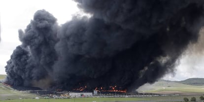 Incendio de neumáticos en Seseña el 13 de mayo de 2016.