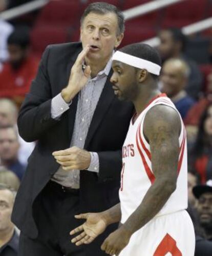 McHale da instrucciones a Ty Lawson.