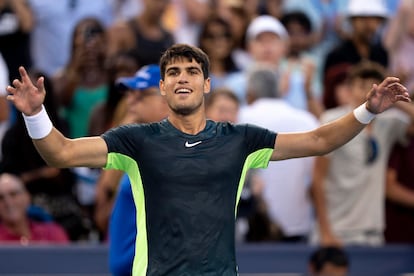 Carlos Alcaraz, of Spain, greets the crowd after defeating Hubert Hurkacz, of Poland, during the semifinal of the Western & Southern Open at the Lindner Family Tennis Center.