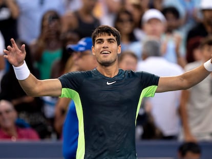 Carlos Alcaraz, of Spain, greets the crowd after defeating Hubert Hurkacz, of Poland, during the semifinal of the Western & Southern Open at the Lindner Family Tennis Center.