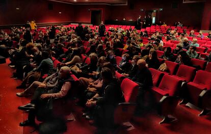 Asistentes a un concierto de Albert Pla en el Teatro Borras de Barcelona el pasado mes de marzo.