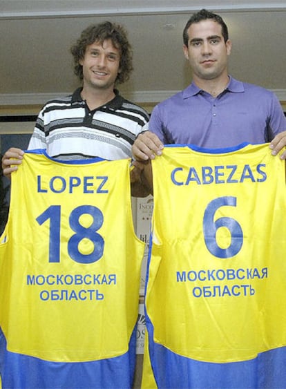 Los dos jugadores posan con la camiseta del Khimki ruso, su nuevo equipo