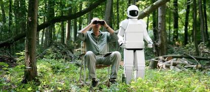 Fotograma de la película 'Robot & Frank' (2012). Las personas tratan a los robots como seres vivos pese a saber que son máquinas.