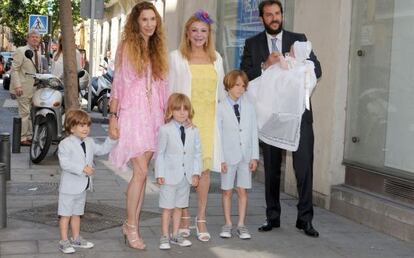 Carmen Cervera, con su hijo Borja, su nuera Blanca y los hijos de la pareja.