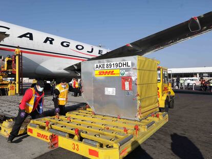 El segundo lote de la vacuna Pfizer-BioNTech COVID-19 se descarga de un avión en el Aeropuerto Internacional de la Ciudad de México.