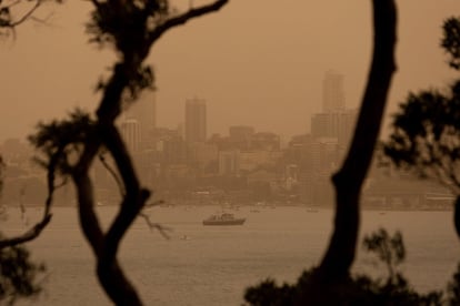 Vista del suburbio de Kirribilli envuelta en humo por los incendios forestales sobre el distrito central de negocios de Sydney, el 12 de noviembre.