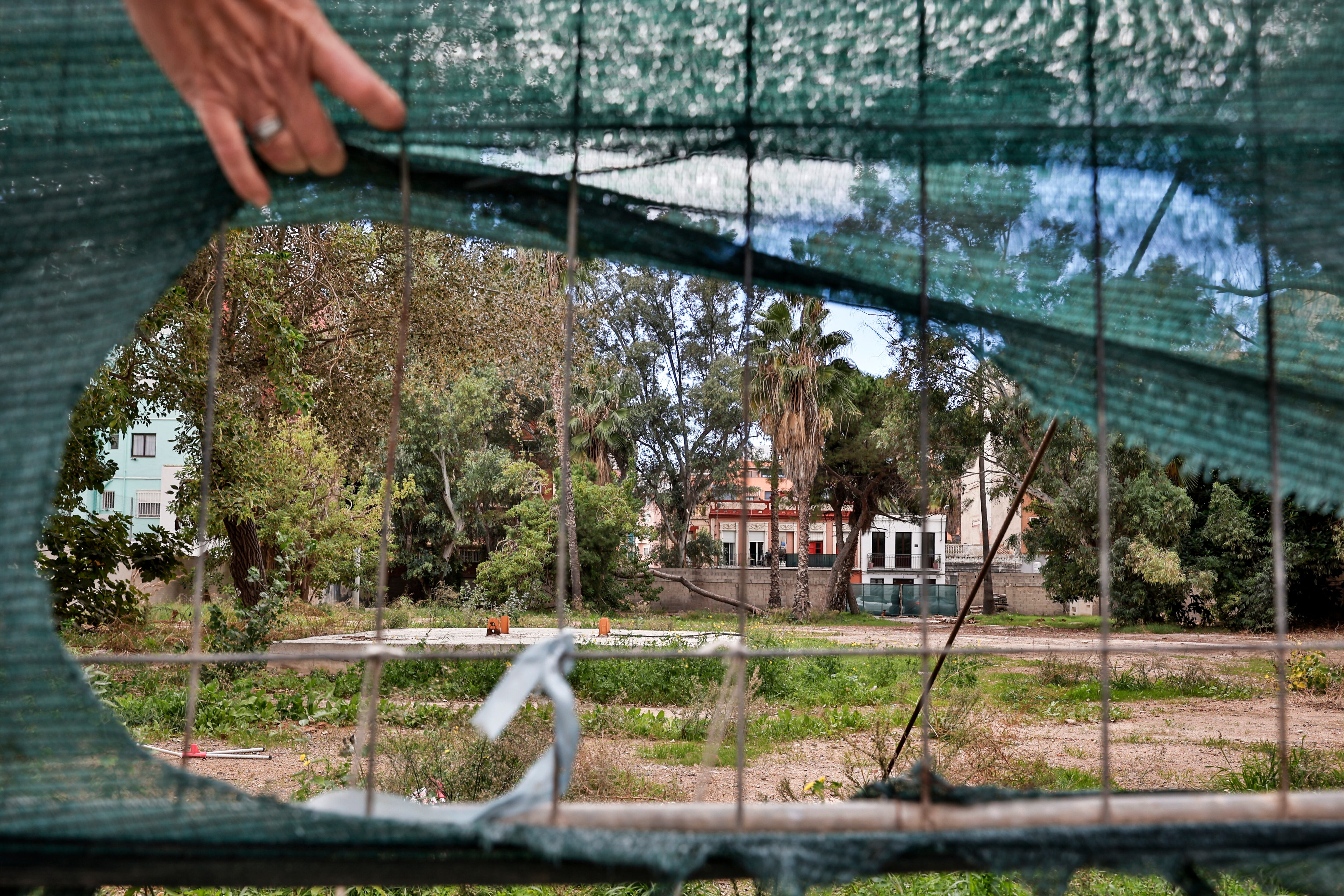 Descampado donde presuntamente se instalará la nueva biblioteca del barrio.