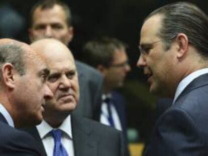 El ministro español de Economía, Luis de Guindos (i), habla con sus homólogo irlandés, Michael Noonan (c), y sueco, Anders Borg (d), en una reunión de ministros de Economía de la UE en Bruselas. EFE/Archivo