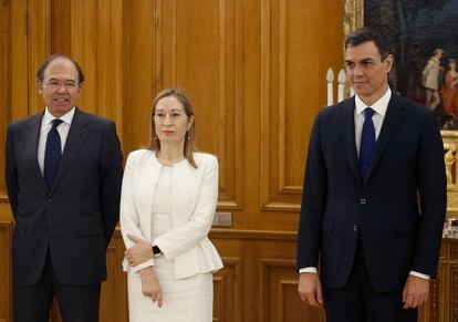 De izquierda a derecha, el presidente del Senado, Pío García Escudero, la presidenta del Congreso de los Diputados, Ana Pastor, y el presidente del Gobierno, Pedro Sánchez.