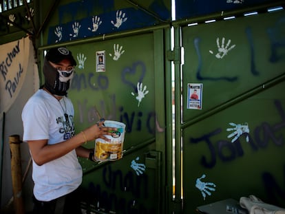 Un estudiante universitario participa en una protesta contra el Gobierno de Daniel Ortega en el campus de la Universidad Centroamericana (UCA), en febrero de 2020 en Managua.