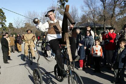 Dos actores de la compañía Cal Teatro, en los papeles de Don Quijote y Sancho Panza, en una representación en el Parque del Retiro.