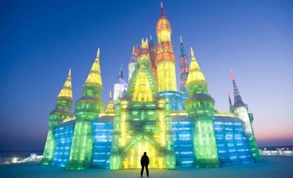 Las esculturas del Festival de Hielo y Nieve de Harbin (China) se iluminan al atardecer con luces de colores.