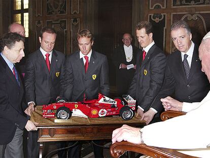 De izquierda a derecha, Jean Todt, Rubens Barrichello, Luca Badoer, Michael Schumacher, Enzo Ferrari y el Papa.