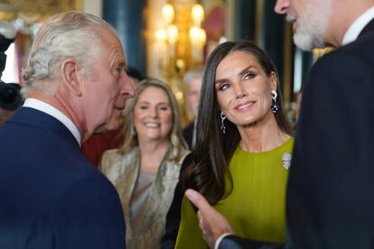 La reina Letizia ha querido hacer un guiño a la moda británica, y ha elegido para la ocasión un vestido en color verde pistacho de la firma de Victoria Beckham.