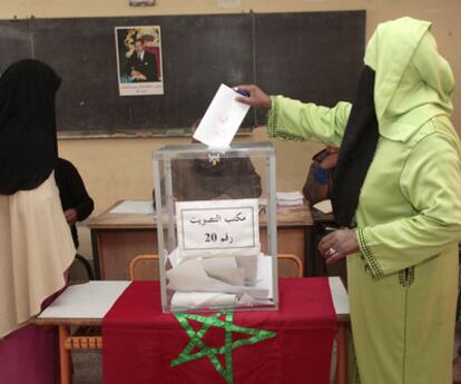 Una mujer vota en un colegio electoral de Marraquech.