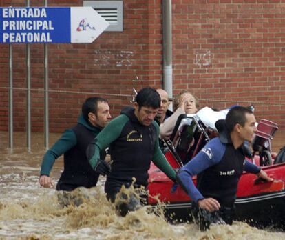 Una paciente, evacuada del hospital de la localidad asturiana de Arriondas.