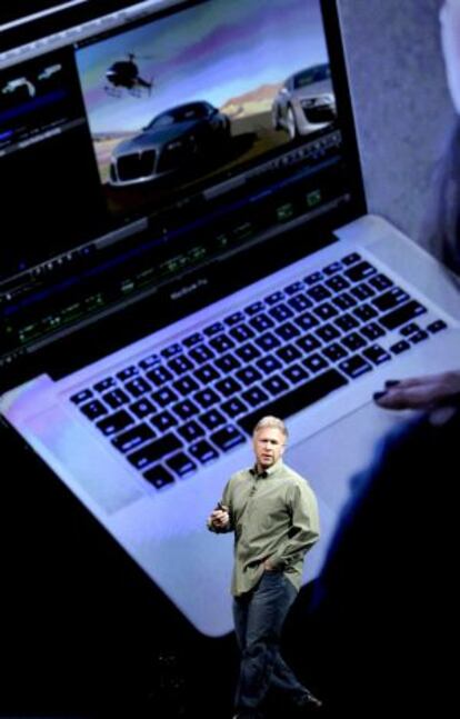 Phil Schiller, vicepresidente de Apple, presenta los nuevo ordenadores con pantalla de alta definición