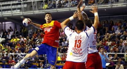 Mikel Aguirrezabalaga remata en el partido ante Serbia.