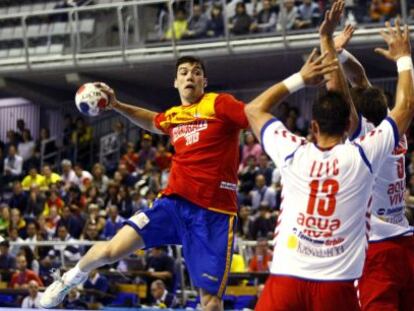 Mikel Aguirrezabalaga remata en el partido ante Serbia.