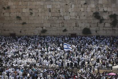 Decenas de miles de judíos acudieron al Muro de las Lamentaciones de Jerusalén para participar en la tradicional bendición de la pascua judía o 'Pésaj', considerada una de las tres festividades de peregrinación a Jerusalén.