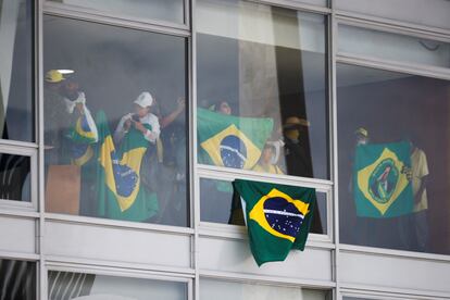 Tras conocerse el asalto a las instituciones democráticas en Brasil por parte de los seguidores de Bolsonaro, Lula anunció la intervención federal de Brasilia y responsabilizó a su predecesor por los acontecimientos.