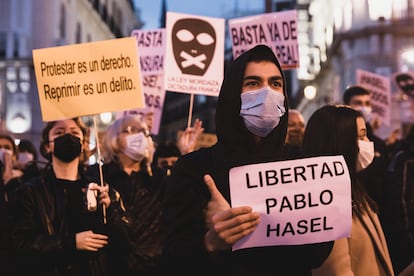 Concentración a favor de la libertad de Pablo Hasél en febrero de 2021 en la Puerta del Sol de Madrid.