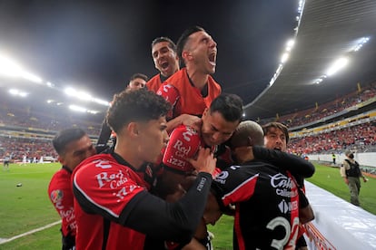 futbolistas del Atlas celebran un gol de Julio Furch, durante la liguilla de la Liga MX.