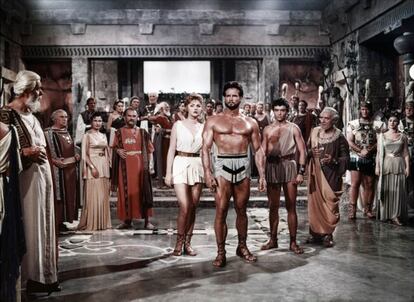 'Hércules' (1958) de Pietro Francisci. Para los amantes del género una de sus obras más selectas e imprescindible en toda lista cinematográfica. Un actor norteamericano de tercera fila pero de músculos saludables, Steve Reeves, encontraba en los decorados de Cinecittá la gloria cinematográfica y el personaje por el que sería recordado en la posteridad.