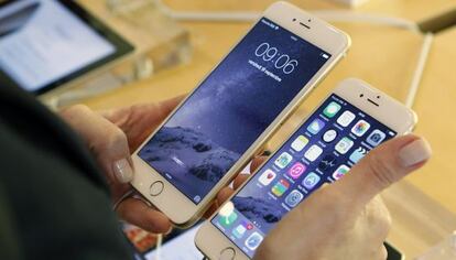Los dos modelos del iPhone 6 en una tienda de París. P