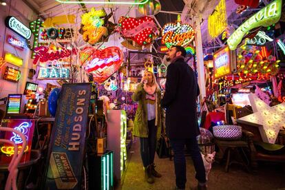 La tienda God&rsquo;s Own Junkyard (la chatarrer&iacute;a del mism&iacute;simo Dios), especializada en neones, se encuentra en el barrio londinense de Walthamstow. 